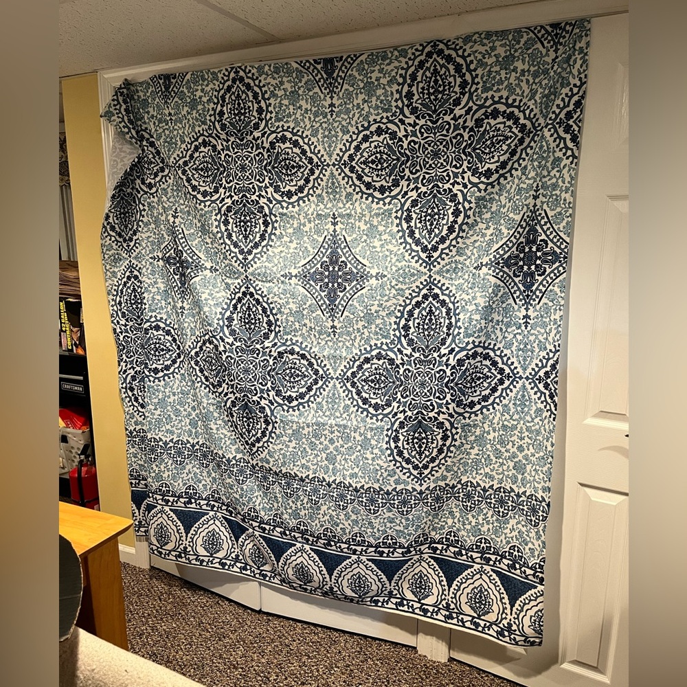 Brand new out of the packaging Beautiful Blues and White shower Curtain - Picture 4 of 8